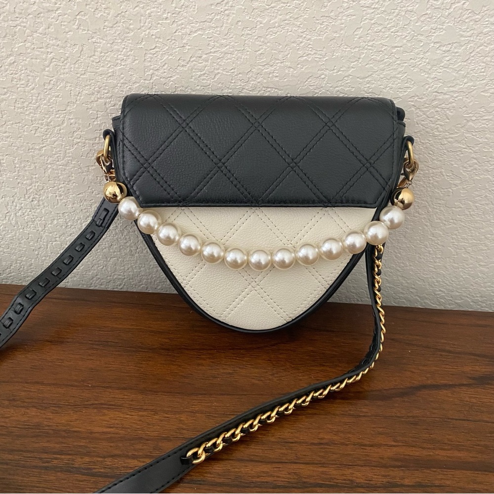 Black White Quilted Pearl Statement Triangle Bag w/ Chain Accented Strap S8